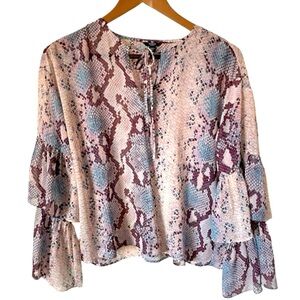 Like new Guess women's blouse snake print size XS/S ruffled statement sleeves
